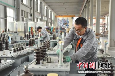 工人進行產品質檢。 趙琪 攝