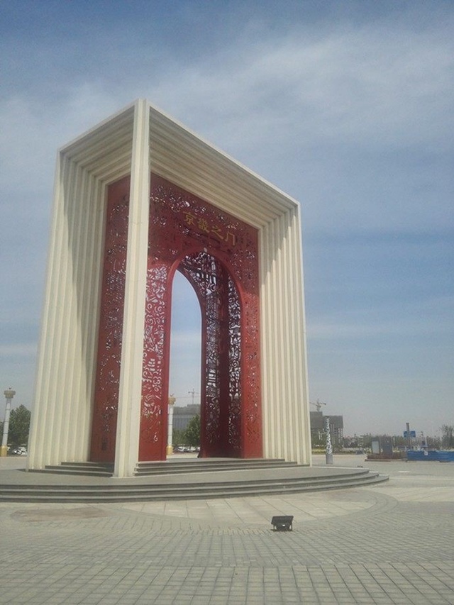 有&ldquo;京畿重地&rdquo;之稱保定市的地標志之一保定東站的京畿之門雕塑