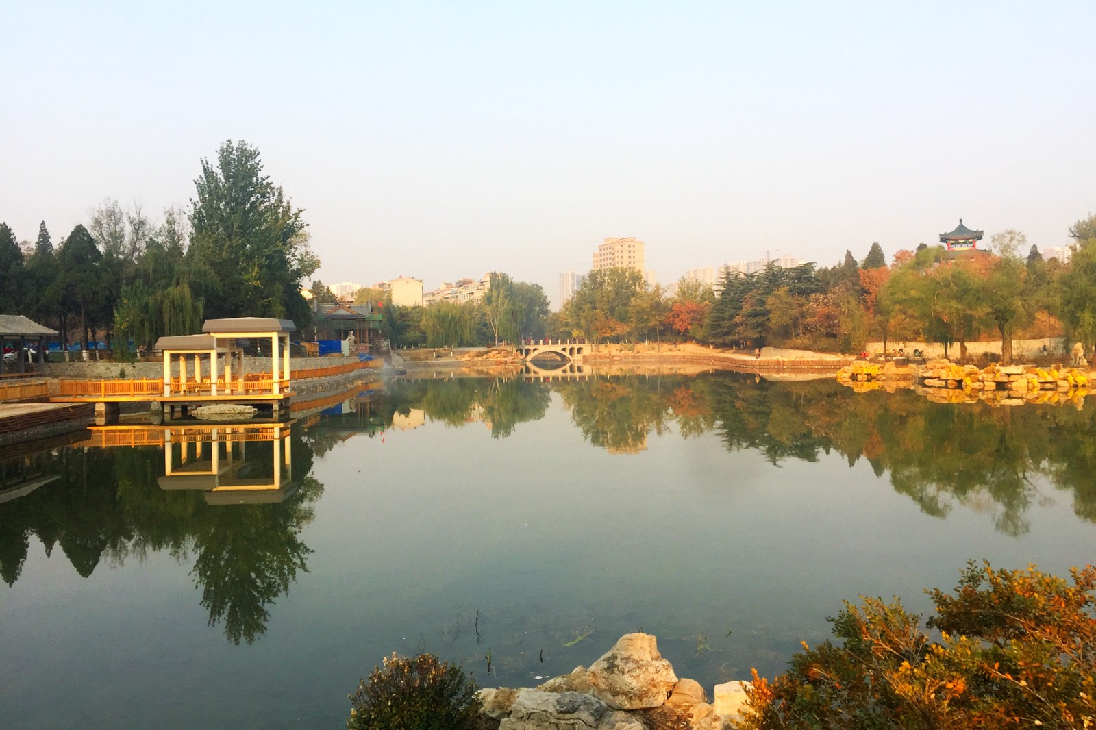 實拍改建后的保定競秀公園 水清了花多了，游樂場不見了